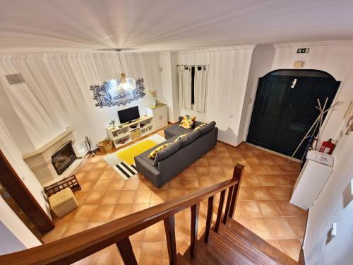 - Vistas aéreas a la sala de estar con sofá en Brisa Tejo, en Alcochete