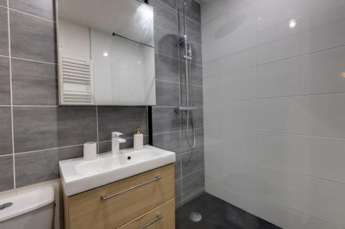 Koupelna v ubytování L'Appart Cosy- Hyper centre- Vue sur la collégiale