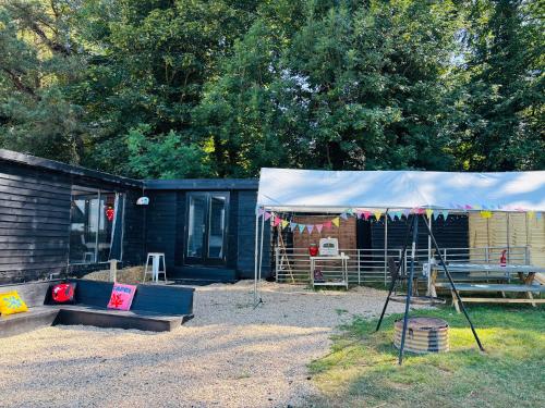 O grădină în afara Lookout cabin farm stay firepit Hertford