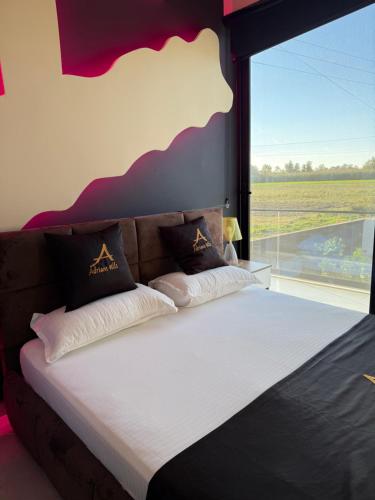 Ένα ή περισσότερα κρεβάτια σε δωμάτιο στο Adrians Villa