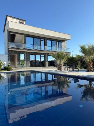 Swimmingpoolen hos eller tæt på Adrians Villa