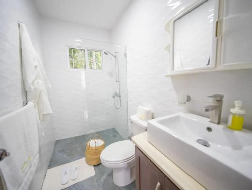 Ένα μπάνιο στο Cozy 2br-2bt Apt Near The Beach And Main Street