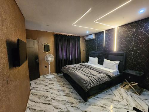 Ένα ή περισσότερα κρεβάτια σε δωμάτιο στο The Milton Apartment