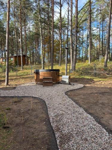 a wooden tub sitting on top of a pile of gravel at Domek Sosna 