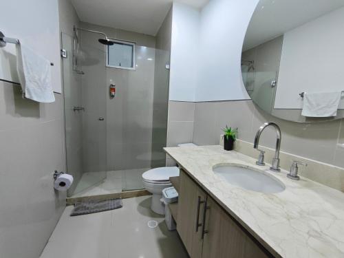 une salle de bains avec lavabo, toilettes et miroir dans l'établissement Edificio Morros Vitri, à Carthagène des Indes