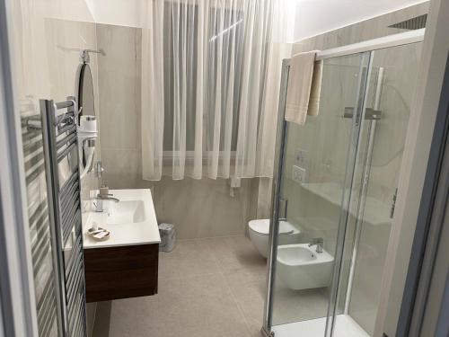Un baño con ducha, lavabo e inodoro. en GV Guest House Malpensa, en Lonate Pozzolo