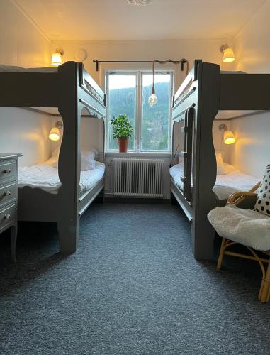 a room with two bunk beds and a window at Bondasgården in Lima