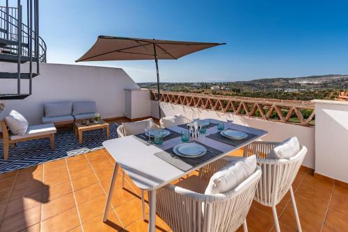 Apartment with Terrace and Rooftop in Casares Costa