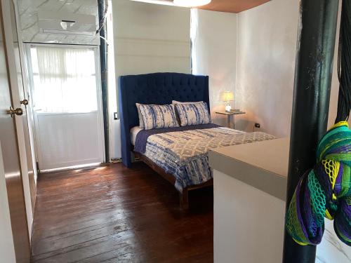 a bedroom with a bed with a blue head board at Loft del mar in Ciudad del Carmen