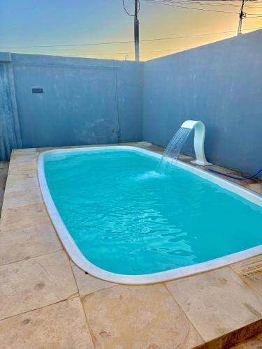 uma piscina com fonte de água em Casa de Praia Paracuru em Paracuru