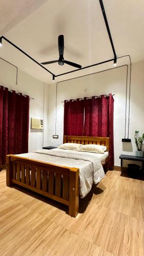 Postel nebo postele na pokoji v ubytování Santo Bambino Homestay - Neat AC Rooms Close to the Beach