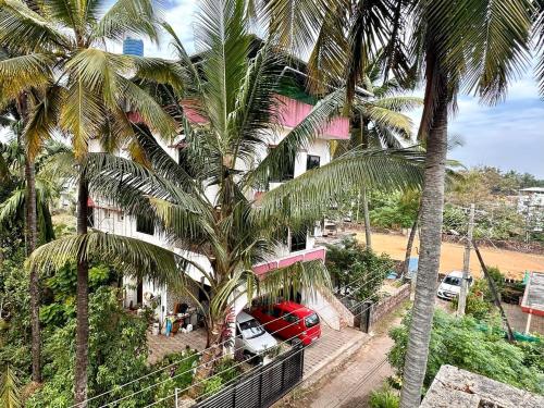 Zahrada ubytování Santo Bambino Homestay - Neat AC Rooms Close to the Beach