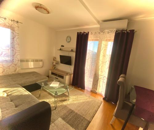 Χώρος καθιστικού στο Oaza mira