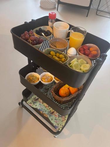 アメリカにあるMera Wellness B&Bのさまざまな種類の果物や野菜が詰まったカート