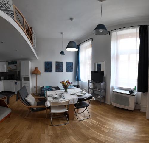 Cosmopolis Apartment near the most famous New York Café