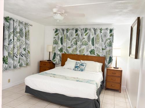 En eller flere senge i et værelse på Unobstructed ocean views, 2B2B, Pool, 2 Min Magic sands Beach