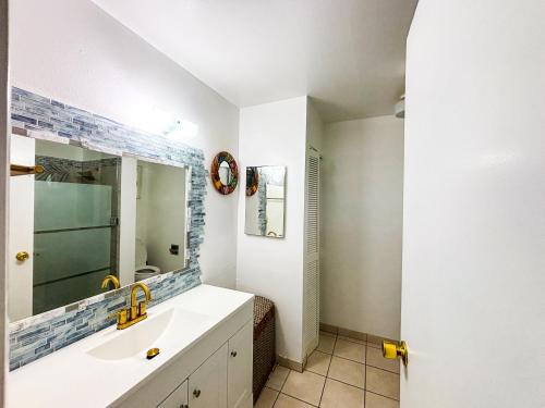 Et badeværelse på Unobstructed ocean views, 2B2B, Pool, 2 Min Magic sands Beach