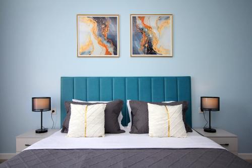 Ένα ή περισσότερα κρεβάτια σε δωμάτιο στο Современный апартамент в центре Алматы, Mega Park - Arbat