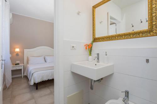 アーチ・カステッロにあるVilla Ortensiaの洗面台と鏡のある白いバスルーム