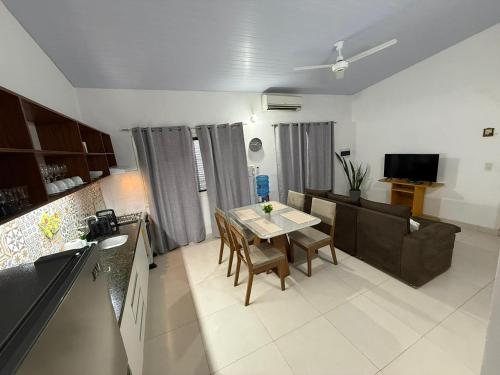 Una cocina y una sala de estar con mesa y sillas. en Recoleta Rent Suite, en Asunción