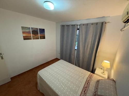 Un dormitorio pequeño con una cama y una ventana. en Recoleta Rent Suite, en Asunción