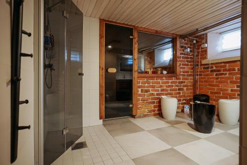 bagno con 2 servizi igienici e doccia in vetro di Willa Wanha Apteekki a Seinäjoki