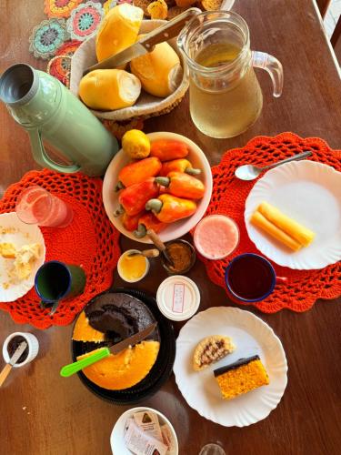 阿尔特杜尚Lavi Hostel的餐桌上放有食物、水果和蔬菜的盘子