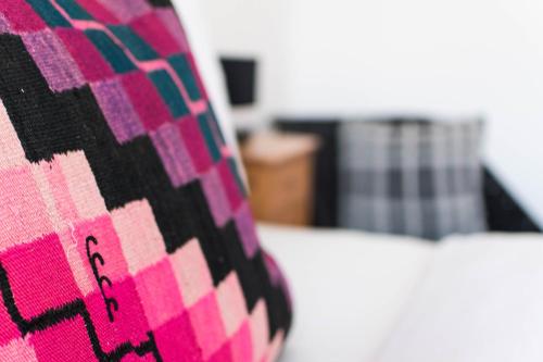 a close up of a pink and black tie at Modern design im klassischem Altbau in Weimar