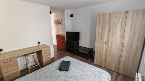 Ένα ή περισσότερα κρεβάτια σε δωμάτιο στο Studio Renard quartier marais, terrasse en rez de jardin, matelas confort