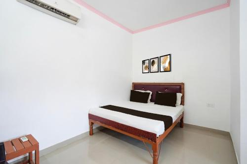 Postel nebo postele na pokoji v ubytování Hotel O Mandkaranya