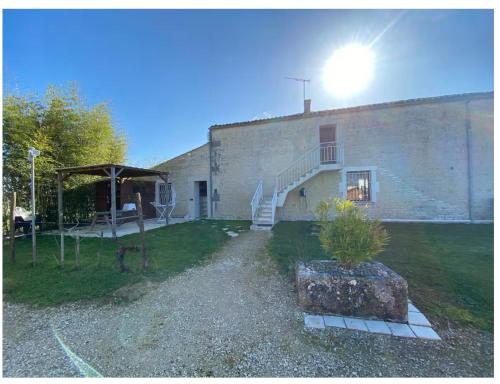 a building with a stair case and a building with a stair at Appartement calme in Sigogne