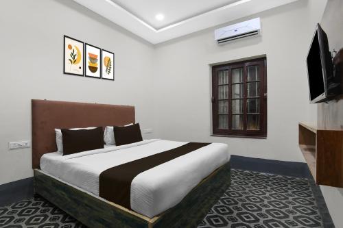 Postel nebo postele na pokoji v ubytování Hotel O Smriti Villa