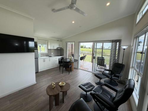 Η κουζίνα ή μικρή κουζίνα στο Red Hill Cabin#2 - 2-bedroom