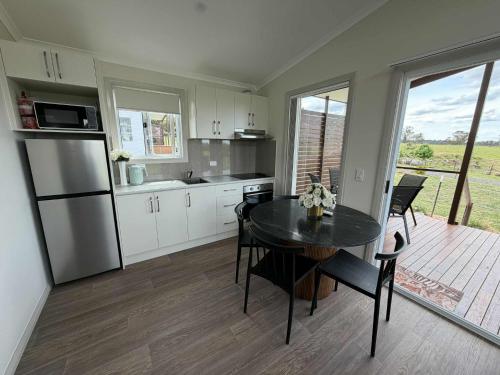 Η κουζίνα ή μικρή κουζίνα στο Red Hill Cabin#2 - 2-bedroom