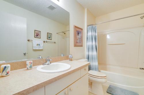 ein Badezimmer mit Waschbecken und Toilette in der Unterkunft Lanai and Golf Cart The Villages Vacation Rental! in The Villages