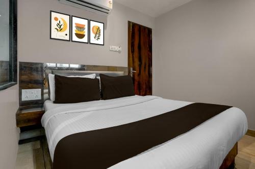 Postel nebo postele na pokoji v ubytování Hotel O Kurla Formerly Prince Palace