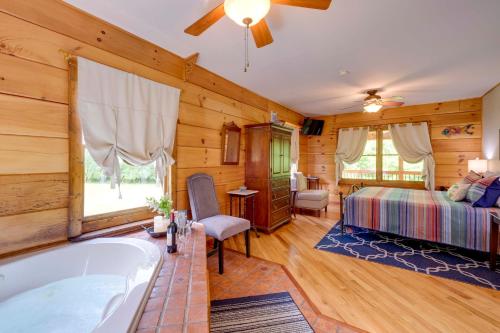 Postel nebo postele na pokoji v ubytování Lakewood Lodge Escape with Fire Pit