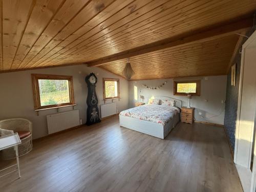 セフレにあるFarmhouse Dalenの木製の天井が特徴のベッドルーム1室(ベッド1台付)