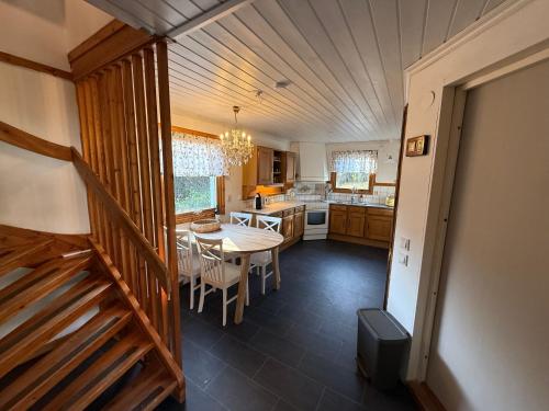 セフレにあるFarmhouse Dalenのテーブルとダイニングルームのあるキッチン