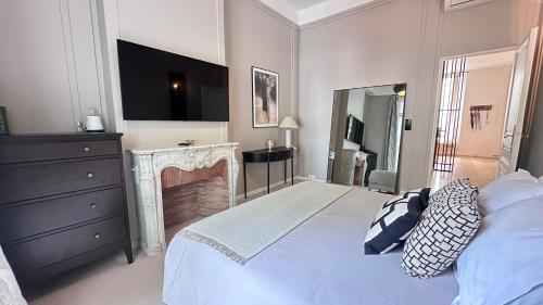 One Bedroom & Balcony / Champs-Élysées