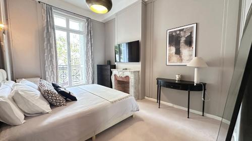 One Bedroom & Balcony / Champs-Élysées
