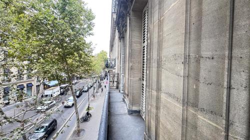 One Bedroom & Balcony / Champs-Élysées