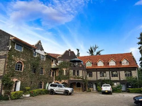un coche aparcado delante de un gran edificio en The Karen Haven, en Nairobi