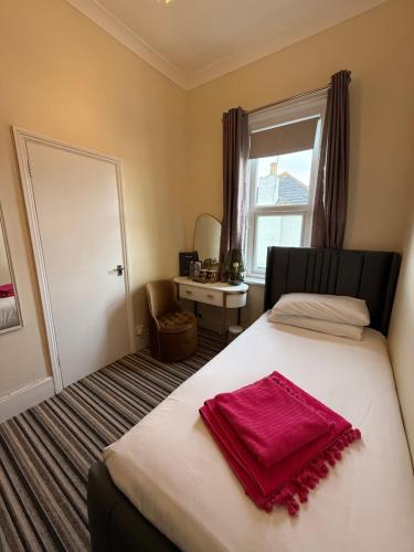 Giường trong phòng chung tại Carlton Hotel