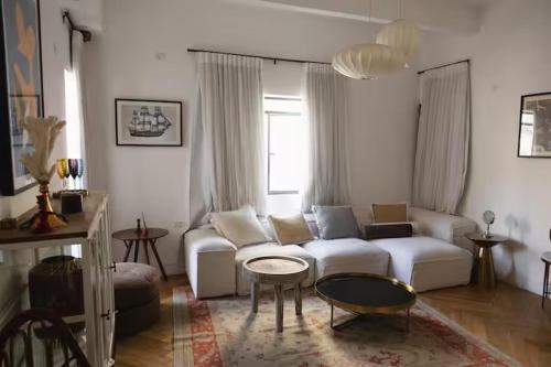 Posezení v ubytování 2BR Sunny Escape by the Beach