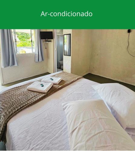a large bed with two towels on top of it at Cantinho da Nonna in Morretes