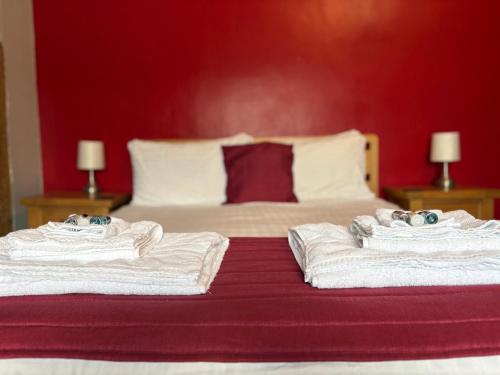 een slaapkamer met twee witte handdoeken op een bed bij Three Wheat Heads in Thropton