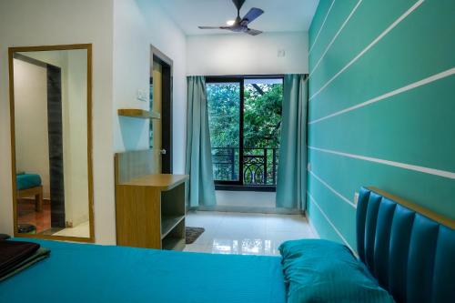 ダポリにあるHotel Royal Usiの青い部屋(ソファ、窓付)