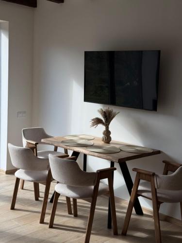 ein Esszimmer mit einem Holztisch und Stühlen in der Unterkunft Domivka котедж із чаном-джакузі, каміном і кіно-зоною у Cлавську in Slawske