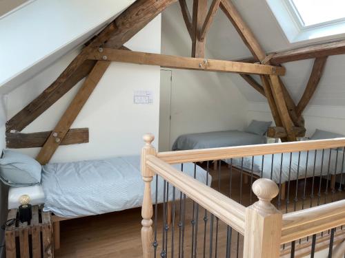 a room with a bed in the attic at Le Cottage - maison de 6 à 8 personnes - La Ferme du Try in Frasnes-lez-Gosselies